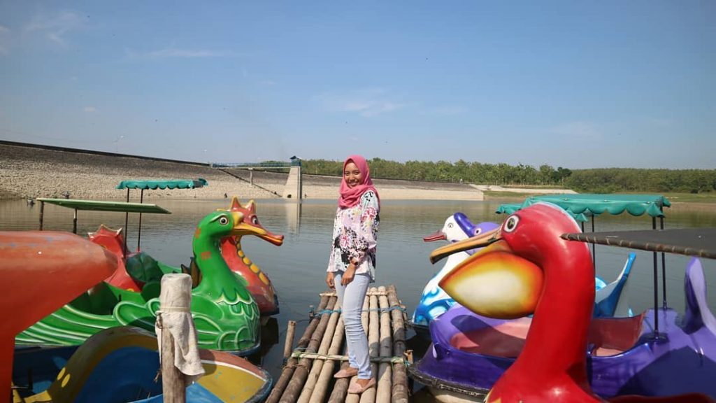 Waduk Nglangon via @dolangrobogan, 1. Waduk Kedung Ombo, 2. Waduk Klambu, 3. Waduk Cindelaras, 4. Waduk Nglangon, 5. Objek Wisata Bledug Kuwu Grobogan, 6. Goa Macan dan Goa Lowo, 7. Goa Urang Grobogan, 8. Wisata Api Abadi Mrapen, 9. Air Terjun Gulingan, 10. Air Terjun Widuri, 11. Objek Wisata Jati Pohon Indah, 12. Objek Wisata Lumpur Kesongo, 13. White Canyon, 14. Kalibiru Grobogan, 15. Kedung Kempul, 16. Sendang Coyo Grobogan, 17. Tugu Lasi, 18. Danau Resto Purwodadi, 19. Kolam Renang Ayodya, 20. Desa Wisata Banjarejo, 21. Bendungan Klambu, 22. Waduk Gambringan, 23. Masjid K.H. Burham, 24. Cindelaras, 25. Taman Remaja Pungkruk, 26. Agrowisata Kebun Blimbing Grobogan, 27. Makam Ki Ageng Selo, 28. Waterboom Mulia Klambu, 29. Waterpark ‘n Snow Gubug, 30. Master Park Purwodadi – Aircraft and Air Travel Master Park, 31. Arung Jeram Grobogan, 32. Wisata Tengah Sawah (WTS), 33. Grojogan Jati Anom, 34. Waduk Butak, 35. Bendungan Glapan Munir, 36. Waduk Sidorejo, 37. Bendungan Dumpil, 38. Wisata Air Terjun Taruman, 39. Sendang Keongan, 40. Grojogan Kinasih, 41. Air Terjun Nganyongan, 42. Puncak Pelangi Gunung Ulo, 43. Menara Simpang Lima, 44. Air Terjun Watu Ondo, 45. Air Terjun Bengkat, 46. Kedung Tlawah, 47. Grojogan Ngrandu
