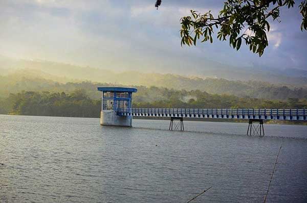 Waduk Seloromo via @Punji_khansa, 1. Pantai Banyutowo, 2. Hutan Mangrove Pantai Sambilawang Pati, 3. Alun-alun Simpang Lima Pati, 4. Pulau Seprapat, 5. Waduk Gunung Rowo Pati, 6. Waduk Seloromo, 7. Pati Night Carnival, 8. Juwana Water Fantasy, 9. Klating Pucakwangi, 10. Kebun Kopi Jolong, 11. Situs Bersejarah Candi Kayen, 12. Goa Wareh, 13. Sendang Sani Pati, 14. Air Terjun Grenjengan Jolong, 15. Air Terjun Tadah Hujan Pati, 16. Makam Syekh Mutamakkin, 17. Makam Syekh Jangkung Saridin, 18. Wisata Industri PT. Dua Kelinci, 19. Desa Wisata Pemancingan Talun, 20. Pintu Gerbang Majapahit, 21. Petilasan Kadipaten Pati Genuk Kemiri, 22. Goa Pancur, 23. Lorodan Semar, 24. Kran Air Raksasa Melayang, 25. Vihara Gunung Wungkul, 26. Bumi Perkemahan Regaloh, 27. Air Terjun Selonatah, 28. Air Terjun Tretes Tlogowungu, 29. Haul Sunan Prawoto, 30. Hutan Kota Kalidoro, 31. Air Terjun Grenjengan Sewu, 32. Bukit Pandang Duren Sawit, 33. Hutan Pinus Pangonan, 34. Sego Gandul, 35. Sego Tewel Tambak Romo