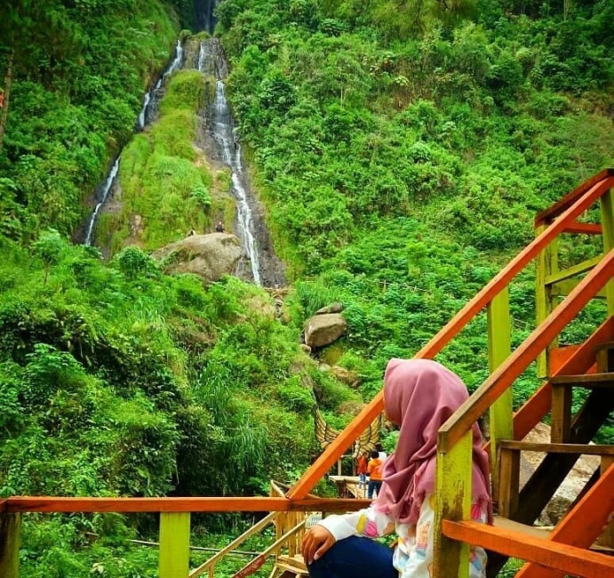 Wisata Curug Gunung Putri via @aida_maulidina, 1. Pantai Dewaruci Jatimalang, 2. Pantai Jetis, 3. Pantai Ketawang, 4. Sumber Adventure Center (SAC), 5. Hutan Pinus Kalilo Kaligesing, 6. Alun-alun Kota Purworejo, 7. Masjid Agung Darul Muttaqin Purworejo, 8. Goa Seplawan, 9. Wisata Bukit Sikepel, 10. Wisata Bukit Sikepel, 11. Wisata Curug Gunung Putri, 12. Taman Sidandang, 13. Curug Kaliurip, 14. Puncak Khayangan Sigendol, 15. Pantai Pasir Puncu, 16. Museum Tosan Aji, 17. Puncak Geger Menjangan, 18. Curug Silangit, 19. Gunung Kunir, 20. Curug Kyai Kate, 21. Curug Muncar, 22. TBGS (Taman Batu Goa Sekantong), 23. Wisata Benteng Pendem, 24. Air Terjun ( CURUG SILUMUT ) Loning, 25. Kedung Gulo, 26. Curug Abangan, 27. Goa Nguwik, 28. Curug Lumbung Bener, 29. Desa Wisata Tlogoguwo, 30. Curug Purbayan, 31. Curug Tawing, 32. Sungai Kedung Lesung, 33. Hutan Kusumo Asri