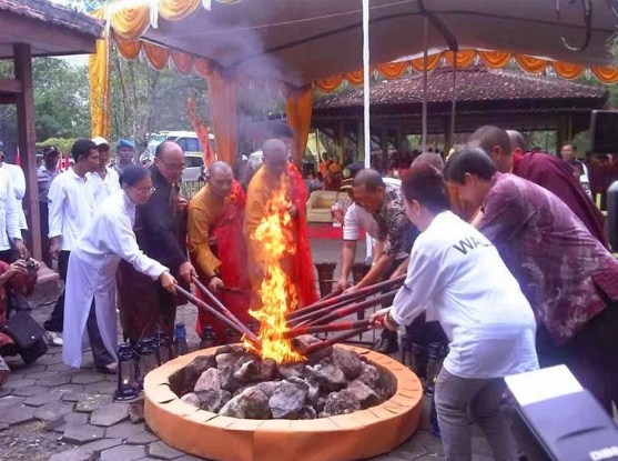 Wisata Api Abadi Mrapen via Grobogannews, 1. Waduk Kedung Ombo, 2. Waduk Klambu, 3. Waduk Cindelaras, 4. Waduk Nglangon, 5. Objek Wisata Bledug Kuwu Grobogan, 6. Goa Macan dan Goa Lowo, 7. Goa Urang Grobogan, 8. Wisata Api Abadi Mrapen, 9. Air Terjun Gulingan, 10. Air Terjun Widuri, 11. Objek Wisata Jati Pohon Indah, 12. Objek Wisata Lumpur Kesongo, 13. White Canyon, 14. Kalibiru Grobogan, 15. Kedung Kempul, 16. Sendang Coyo Grobogan, 17. Tugu Lasi, 18. Danau Resto Purwodadi, 19. Kolam Renang Ayodya, 20. Desa Wisata Banjarejo, 21. Bendungan Klambu, 22. Waduk Gambringan, 23. Masjid K.H. Burham, 24. Cindelaras, 25. Taman Remaja Pungkruk, 26. Agrowisata Kebun Blimbing Grobogan, 27. Makam Ki Ageng Selo, 28. Waterboom Mulia Klambu, 29. Waterpark ‘n Snow Gubug, 30. Master Park Purwodadi – Aircraft and Air Travel Master Park, 31. Arung Jeram Grobogan, 32. Wisata Tengah Sawah (WTS), 33. Grojogan Jati Anom, 34. Waduk Butak, 35. Bendungan Glapan Munir, 36. Waduk Sidorejo, 37. Bendungan Dumpil, 38. Wisata Air Terjun Taruman, 39. Sendang Keongan, 40. Grojogan Kinasih, 41. Air Terjun Nganyongan, 42. Puncak Pelangi Gunung Ulo, 43. Menara Simpang Lima, 44. Air Terjun Watu Ondo, 45. Air Terjun Bengkat, 46. Kedung Tlawah, 47. Grojogan Ngrandu