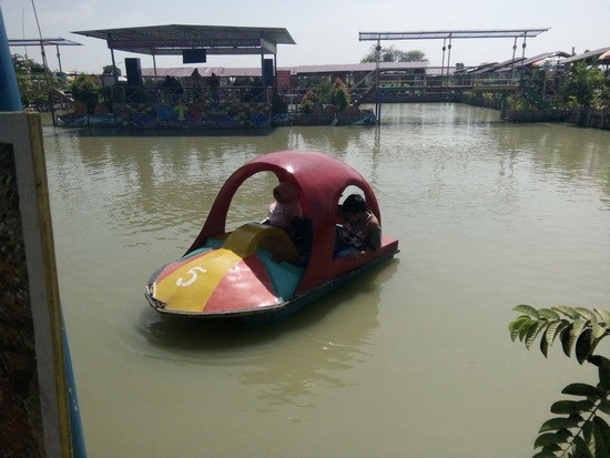Wisata Tengah Sawah (WTS) Foto Oleh Kang Asti, 1. Waduk Kedung Ombo, 2. Waduk Klambu, 3. Waduk Cindelaras, 4. Waduk Nglangon, 5. Objek Wisata Bledug Kuwu Grobogan, 6. Goa Macan dan Goa Lowo, 7. Goa Urang Grobogan, 8. Wisata Api Abadi Mrapen, 9. Air Terjun Gulingan, 10. Air Terjun Widuri, 11. Objek Wisata Jati Pohon Indah, 12. Objek Wisata Lumpur Kesongo, 13. White Canyon, 14. Kalibiru Grobogan, 15. Kedung Kempul, 16. Sendang Coyo Grobogan, 17. Tugu Lasi, 18. Danau Resto Purwodadi, 19. Kolam Renang Ayodya, 20. Desa Wisata Banjarejo, 21. Bendungan Klambu, 22. Waduk Gambringan, 23. Masjid K.H. Burham, 24. Cindelaras, 25. Taman Remaja Pungkruk, 26. Agrowisata Kebun Blimbing Grobogan, 27. Makam Ki Ageng Selo, 28. Waterboom Mulia Klambu, 29. Waterpark ‘n Snow Gubug, 30. Master Park Purwodadi – Aircraft and Air Travel Master Park, 31. Arung Jeram Grobogan, 32. Wisata Tengah Sawah (WTS), 33. Grojogan Jati Anom, 34. Waduk Butak, 35. Bendungan Glapan Munir, 36. Waduk Sidorejo, 37. Bendungan Dumpil, 38. Wisata Air Terjun Taruman, 39. Sendang Keongan, 40. Grojogan Kinasih, 41. Air Terjun Nganyongan, 42. Puncak Pelangi Gunung Ulo, 43. Menara Simpang Lima, 44. Air Terjun Watu Ondo, 45. Air Terjun Bengkat, 46. Kedung Tlawah, 47. Grojogan Ngrandu