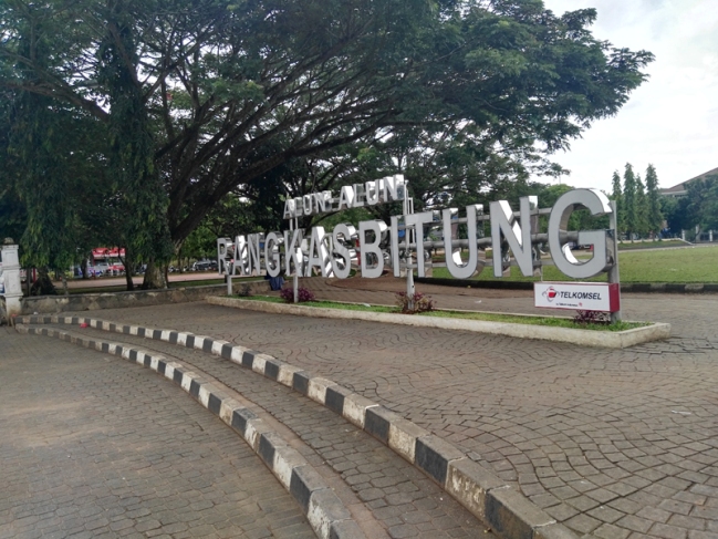 Alun-Alun Rangkasbitung via Jakartabytrain, 1. Gua Maria Bukit Kanada, 2. Alun-Alun Rangkasbitung, 3. Museum Multatuli, 4. Balong Ranca Lentah, 5. Curug Sata, 6. Masjid Agung Al-Araf Rangkasbitung, 7. Pantai Karang Bokor, 8. Pantai Ciantir, 9. Pantai Tanjung Layar, 10. Curug Munding, 11. Perpustakaan Saidjah Adinda, 12. Rafting di Sungai Ciberang Rangkasbitung, 13. Vihara Rangkasbitung, 14. Wisata Kuliner Sate Bandeng, 15. Agrowisata Kebun Teh Cikuya, 16. Curug Kanteh, 17. Curug Cihear, 18. Wisata Air Panas Senang hati, 19. Pantai Goa Langir Sawarna, 20. Curug Kumpay, 21. Kupat Tahu khas Rangkasbitung