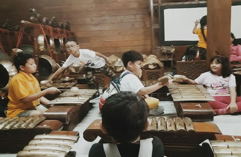 Bentara Budaya Jakarta via @BentaraBudayaJakarta, 1. Kota Tua Jakarta, 2. Museum Fatahillah, 3. Jembatan Kota Intan, 4. Palm Bay Water Park, 5. Museum Bank Indonesia, 6. Museum Seni Rupa dan Keramik, 7. Museum Wayang, 8. Toko Merah, 9. Museum Tekstil, 10. Museum Bank Mandiri, 11. Jakarta Aquarium, 12. Museum Trisakti, 13. Museum Arsip Nasional, 14. Museum Macan, 15. Pancoran China Town, 16. Taman Cattleya Jakarta, 17. Hutan Kota Srengseng, 18. skyrink Jakarta – Mall Taman Anggrek, 19. Tribeca Park, 20. Bentara Budaya Jakarta, 21. Sport Club Semanan, 22. Gedung Candra Naya, 23. Wihara Dharma Bhakti, 24. RPTRA Taman Pedongkelan, 25. Taman Wijaya Kusuma, 26. Kolam Renang Taman Alfa Indah, 27. Kolam Renang Kosambi Baru, 28. Anwa Victory club , 29. Masjid An-Nawier, 30. Gereja Sion (Gereja Portugis), 31. Masjid Raya KH. Hasyim Asyari, 32. Rumah Makan Dudung