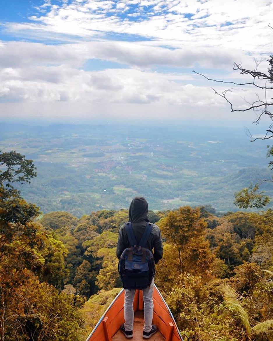 Bukit Bintang Capar via @adatandi, 1. Waduk Penjalin, 2. Hutan Mangrove Kaliwlingi, 3. Pantai Randusanga / Randusongo, 4. Agrowisata Besaran, 5. Wisata Pasir Gibug, 6. Masjid Agung Brebes, 7. Kalibaya Park, 8. Pabrik Gula Jatibarang, 9. Taman Edukasi, 10. Curug Putri, 11. Kebun Teh Kali Gua, 12. Candi Pangkuan, 13. Air Terjun Ranto Canyon, 14. Kampung Budaya Dusun Jalaswatu, 15. Pemandian Air Panas Tirta Husada, 16. Pemandian Air Panas Cipanas Buaran, 17. Ciblon Waterboom, 18. Bukit Cawiri, Dadablangan Malahayu, 19. Waduk Malahayu, 20. Cagar Alam Telaga Ranjeng, 21. Bukit Panenjoan, 22. Bukit AADT yang Menawan , 23. Bukit Baper yang Menawan , 24. Puncak Sakub, 25. Alun – Alun Brebes, 26. Pulau Hantu Sigempol, 27. Bukit Bintang Capar yang eksotik, 28. Gunung Gora, 29. Curug Cantel, 30. Kebon Gedhang, 31. Bukit Gerdesy – Taman Gerdesty Cilibur, 32. Pulau Cemara Sawojajar Brebes, 33. Gunung Nyapa, 34. Curug Awu, 35. Curug Panyusuhan, 37. Curug Rambukasang yang tersembunyi, 38. Curug Lebak Beber Wetan
