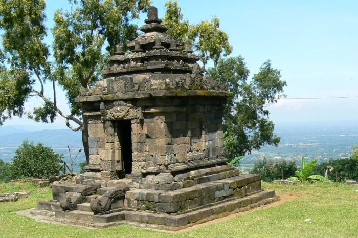Candi Pangkuan via Panoramio, 1. Waduk Penjalin, 2. Hutan Mangrove Kaliwlingi, 3. Pantai Randusanga / Randusongo, 4. Agrowisata Besaran, 5. Wisata Pasir Gibug, 6. Masjid Agung Brebes, 7. Kalibaya Park, 8. Pabrik Gula Jatibarang, 9. Taman Edukasi, 10. Curug Putri, 11. Kebun Teh Kali Gua, 12. Candi Pangkuan, 13. Air Terjun Ranto Canyon, 14. Kampung Budaya Dusun Jalaswatu, 15. Pemandian Air Panas Tirta Husada, 16. Pemandian Air Panas Cipanas Buaran, 17. Ciblon Waterboom, 18. Bukit Cawiri, Dadablangan Malahayu, 19. Waduk Malahayu, 20. Cagar Alam Telaga Ranjeng, 21. Bukit Panenjoan, 22. Bukit AADT yang Menawan , 23. Bukit Baper yang Menawan , 24. Puncak Sakub, 25. Alun – Alun Brebes, 26. Pulau Hantu Sigempol, 27. Bukit Bintang Capar yang eksotik, 28. Gunung Gora, 29. Curug Cantel, 30. Kebon Gedhang, 31. Bukit Gerdesy – Taman Gerdesty Cilibur, 32. Pulau Cemara Sawojajar Brebes, 33. Gunung Nyapa, 34. Curug Awu, 35. Curug Panyusuhan, 37. Curug Rambukasang yang tersembunyi, 38. Curug Lebak Beber Wetan