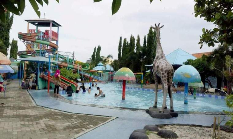 Ciblon Waterboom viaa Daunwisatacahaya.wordpress, 1. Waduk Penjalin, 2. Hutan Mangrove Kaliwlingi, 3. Pantai Randusanga / Randusongo, 4. Agrowisata Besaran, 5. Wisata Pasir Gibug, 6. Masjid Agung Brebes, 7. Kalibaya Park, 8. Pabrik Gula Jatibarang, 9. Taman Edukasi, 10. Curug Putri, 11. Kebun Teh Kali Gua, 12. Candi Pangkuan, 13. Air Terjun Ranto Canyon, 14. Kampung Budaya Dusun Jalaswatu, 15. Pemandian Air Panas Tirta Husada, 16. Pemandian Air Panas Cipanas Buaran, 17. Ciblon Waterboom, 18. Bukit Cawiri, Dadablangan Malahayu, 19. Waduk Malahayu, 20. Cagar Alam Telaga Ranjeng, 21. Bukit Panenjoan, 22. Bukit AADT yang Menawan , 23. Bukit Baper yang Menawan , 24. Puncak Sakub, 25. Alun – Alun Brebes, 26. Pulau Hantu Sigempol, 27. Bukit Bintang Capar yang eksotik, 28. Gunung Gora, 29. Curug Cantel, 30. Kebon Gedhang, 31. Bukit Gerdesy – Taman Gerdesty Cilibur, 32. Pulau Cemara Sawojajar Brebes, 33. Gunung Nyapa, 34. Curug Awu, 35. Curug Panyusuhan, 37. Curug Rambukasang yang tersembunyi, 38. Curug Lebak Beber Wetan