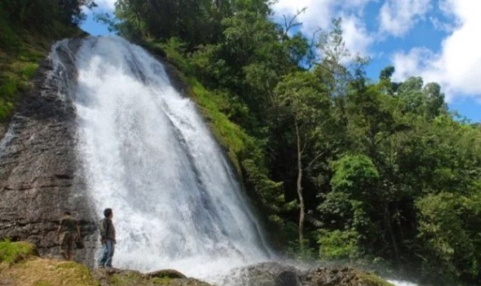 Curug Cihear via Topmedia, 1. Gua Maria Bukit Kanada, 2. Alun-Alun Rangkasbitung, 3. Museum Multatuli, 4. Balong Ranca Lentah, 5. Curug Sata, 6. Masjid Agung Al-Araf Rangkasbitung, 7. Pantai Karang Bokor, 8. Pantai Ciantir, 9. Pantai Tanjung Layar, 10. Curug Munding, 11. Perpustakaan Saidjah Adinda, 12. Rafting di Sungai Ciberang Rangkasbitung, 13. Vihara Rangkasbitung, 14. Wisata Kuliner Sate Bandeng, 15. Agrowisata Kebun Teh Cikuya, 16. Curug Kanteh, 17. Curug Cihear, 18. Wisata Air Panas Senang hati, 19. Pantai Goa Langir Sawarna, 20. Curug Kumpay, 21. Kupat Tahu khas Rangkasbitung