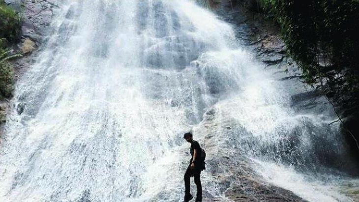 Curug Kumpay via Redaksi24, 1. Gua Maria Bukit Kanada, 2. Alun-Alun Rangkasbitung, 3. Museum Multatuli, 4. Balong Ranca Lentah, 5. Curug Sata, 6. Masjid Agung Al-Araf Rangkasbitung, 7. Pantai Karang Bokor, 8. Pantai Ciantir, 9. Pantai Tanjung Layar, 10. Curug Munding, 11. Perpustakaan Saidjah Adinda, 12. Rafting di Sungai Ciberang Rangkasbitung, 13. Vihara Rangkasbitung, 14. Wisata Kuliner Sate Bandeng, 15. Agrowisata Kebun Teh Cikuya, 16. Curug Kanteh, 17. Curug Cihear, 18. Wisata Air Panas Senang hati, 19. Pantai Goa Langir Sawarna, 20. Curug Kumpay, 21. Kupat Tahu khas Rangkasbitung
