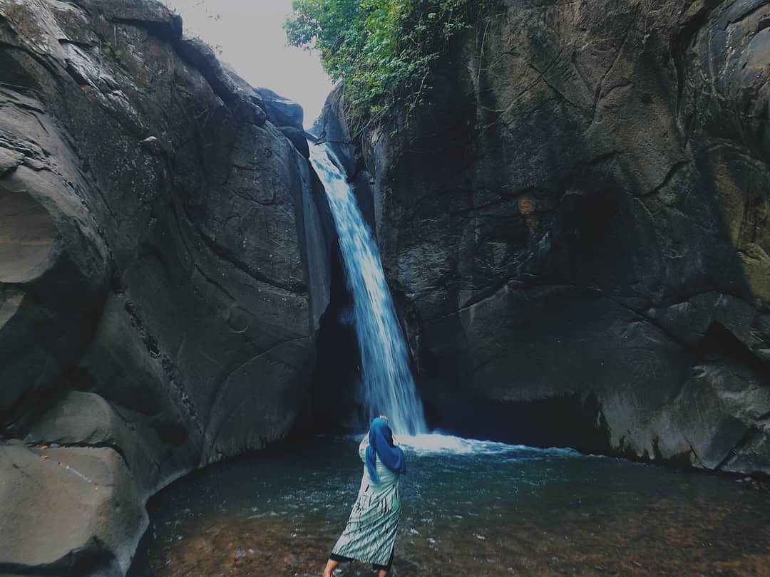Curug Rambukasang via @ellencindy008, 1. Waduk Penjalin, 2. Hutan Mangrove Kaliwlingi, 3. Pantai Randusanga / Randusongo, 4. Agrowisata Besaran, 5. Wisata Pasir Gibug, 6. Masjid Agung Brebes, 7. Kalibaya Park, 8. Pabrik Gula Jatibarang, 9. Taman Edukasi, 10. Curug Putri, 11. Kebun Teh Kali Gua, 12. Candi Pangkuan, 13. Air Terjun Ranto Canyon, 14. Kampung Budaya Dusun Jalaswatu, 15. Pemandian Air Panas Tirta Husada, 16. Pemandian Air Panas Cipanas Buaran, 17. Ciblon Waterboom, 18. Bukit Cawiri, Dadablangan Malahayu, 19. Waduk Malahayu, 20. Cagar Alam Telaga Ranjeng, 21. Bukit Panenjoan, 22. Bukit AADT yang Menawan , 23. Bukit Baper yang Menawan , 24. Puncak Sakub, 25. Alun – Alun Brebes, 26. Pulau Hantu Sigempol, 27. Bukit Bintang Capar yang eksotik, 28. Gunung Gora, 29. Curug Cantel, 30. Kebon Gedhang, 31. Bukit Gerdesy – Taman Gerdesty Cilibur, 32. Pulau Cemara Sawojajar Brebes, 33. Gunung Nyapa, 34. Curug Awu, 35. Curug Panyusuhan, 37. Curug Rambukasang yang tersembunyi, 38. Curug Lebak Beber Wetan