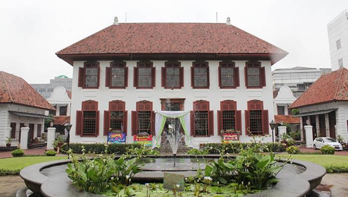 Gedung Arsip Nasional via sugaranspace, 1. Kota Tua Jakarta, 2. Museum Fatahillah, 3. Jembatan Kota Intan, 4. Palm Bay Water Park, 5. Museum Bank Indonesia, 6. Museum Seni Rupa dan Keramik, 7. Museum Wayang, 8. Toko Merah, 9. Museum Tekstil, 10. Museum Bank Mandiri, 11. Jakarta Aquarium, 12. Museum Trisakti, 13. Museum Arsip Nasional, 14. Museum Macan, 15. Pancoran China Town, 16. Taman Cattleya Jakarta, 17. Hutan Kota Srengseng, 18. skyrink Jakarta – Mall Taman Anggrek, 19. Tribeca Park, 20. Bentara Budaya Jakarta, 21. Sport Club Semanan, 22. Gedung Candra Naya, 23. Wihara Dharma Bhakti, 24. RPTRA Taman Pedongkelan, 25. Taman Wijaya Kusuma, 26. Kolam Renang Taman Alfa Indah, 27. Kolam Renang Kosambi Baru, 28. Anwa Victory club , 29. Masjid An-Nawier, 30. Gereja Sion (Gereja Portugis), 31. Masjid Raya KH. Hasyim Asyari, 32. Rumah Makan Dudung