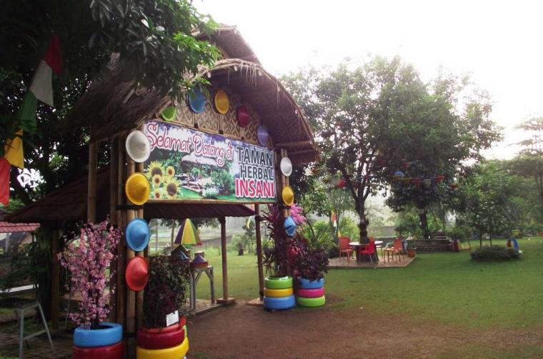Gerbang Taman Herbal Insani via Kompasianacom, Informasi Umum, Taman Herbal Insani, Seputar Taman Herbal Insani Depok, Sejarah Taman Wisata Herbal Sawangan, Lokasi dan Cara Menuju Taman Herbal Insani, Harga Tiket Masuk Taman Herbal Insani, Wahana Permainan di Taman Herbal Insani, Fasilitas yang ada di Taman Herbal Insani