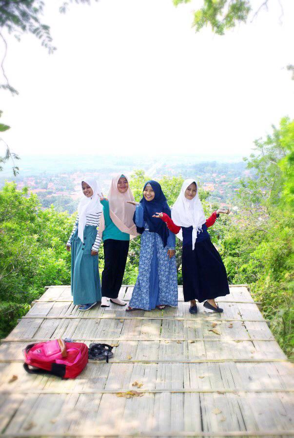 Gunung Nyapa via Fb Wisata gunung nyapa, 1. Waduk Penjalin, 2. Hutan Mangrove Kaliwlingi, 3. Pantai Randusanga / Randusongo, 4. Agrowisata Besaran, 5. Wisata Pasir Gibug, 6. Masjid Agung Brebes, 7. Kalibaya Park, 8. Pabrik Gula Jatibarang, 9. Taman Edukasi, 10. Curug Putri, 11. Kebun Teh Kali Gua, 12. Candi Pangkuan, 13. Air Terjun Ranto Canyon, 14. Kampung Budaya Dusun Jalaswatu, 15. Pemandian Air Panas Tirta Husada, 16. Pemandian Air Panas Cipanas Buaran, 17. Ciblon Waterboom, 18. Bukit Cawiri, Dadablangan Malahayu, 19. Waduk Malahayu, 20. Cagar Alam Telaga Ranjeng, 21. Bukit Panenjoan, 22. Bukit AADT yang Menawan , 23. Bukit Baper yang Menawan , 24. Puncak Sakub, 25. Alun – Alun Brebes, 26. Pulau Hantu Sigempol, 27. Bukit Bintang Capar yang eksotik, 28. Gunung Gora, 29. Curug Cantel, 30. Kebon Gedhang, 31. Bukit Gerdesy – Taman Gerdesty Cilibur, 32. Pulau Cemara Sawojajar Brebes, 33. Gunung Nyapa, 34. Curug Awu, 35. Curug Panyusuhan, 37. Curug Rambukasang yang tersembunyi, 38. Curug Lebak Beber Wetan