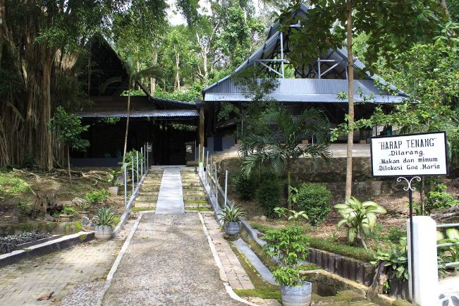 Gua Maria Bukit Kanada via Keuskupanbogorcom, 1. Gua Maria Bukit Kanada, 2. Alun-Alun Rangkasbitung, 3. Museum Multatuli, 4. Balong Ranca Lentah, 5. Curug Sata, 6. Masjid Agung Al-Araf Rangkasbitung, 7. Pantai Karang Bokor, 8. Pantai Ciantir, 9. Pantai Tanjung Layar, 10. Curug Munding, 11. Perpustakaan Saidjah Adinda, 12. Rafting di Sungai Ciberang Rangkasbitung, 13. Vihara Rangkasbitung, 14. Wisata Kuliner Sate Bandeng, 15. Agrowisata Kebun Teh Cikuya, 16. Curug Kanteh, 17. Curug Cihear, 18. Wisata Air Panas Senang hati, 19. Pantai Goa Langir Sawarna, 20. Curug Kumpay, 21. Kupat Tahu khas Rangkasbitung