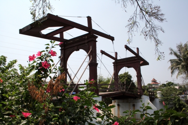 Jembatan Kota Intan, 1. Kota Tua Jakarta, 2. Museum Fatahillah, 3. Jembatan Kota Intan, 4. Palm Bay Water Park, 5. Museum Bank Indonesia, 6. Museum Seni Rupa dan Keramik, 7. Museum Wayang, 8. Toko Merah, 9. Museum Tekstil, 10. Museum Bank Mandiri, 11. Jakarta Aquarium, 12. Museum Trisakti, 13. Museum Arsip Nasional, 14. Museum Macan, 15. Pancoran China Town, 16. Taman Cattleya Jakarta, 17. Hutan Kota Srengseng, 18. skyrink Jakarta – Mall Taman Anggrek, 19. Tribeca Park, 20. Bentara Budaya Jakarta, 21. Sport Club Semanan, 22. Gedung Candra Naya, 23. Wihara Dharma Bhakti, 24. RPTRA Taman Pedongkelan, 25. Taman Wijaya Kusuma, 26. Kolam Renang Taman Alfa Indah, 27. Kolam Renang Kosambi Baru, 28. Anwa Victory club , 29. Masjid An-Nawier, 30. Gereja Sion (Gereja Portugis), 31. Masjid Raya KH. Hasyim Asyari, 32. Rumah Makan Dudung