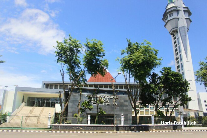 Masjid Agung Al-Araf Rangkasbitung via Fatahilahfaris.wordpress, 1. Gua Maria Bukit Kanada, 2. Alun-Alun Rangkasbitung, 3. Museum Multatuli, 4. Balong Ranca Lentah, 5. Curug Sata, 6. Masjid Agung Al-Araf Rangkasbitung, 7. Pantai Karang Bokor, 8. Pantai Ciantir, 9. Pantai Tanjung Layar, 10. Curug Munding, 11. Perpustakaan Saidjah Adinda, 12. Rafting di Sungai Ciberang Rangkasbitung, 13. Vihara Rangkasbitung, 14. Wisata Kuliner Sate Bandeng, 15. Agrowisata Kebun Teh Cikuya, 16. Curug Kanteh, 17. Curug Cihear, 18. Wisata Air Panas Senang hati, 19. Pantai Goa Langir Sawarna, 20. Curug Kumpay, 21. Kupat Tahu khas Rangkasbitung