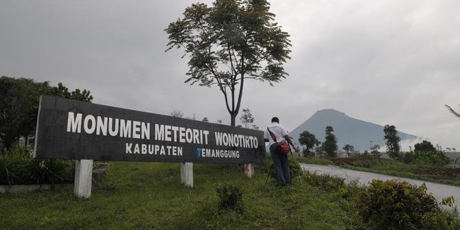 Monumen Meteorit Wonotirto via Merdeka