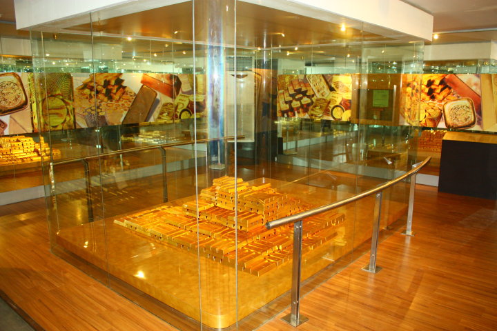 Museum Bank Indonesia - Tempat Rekreasi di Jakarta, 1. Monas (Monumen Nasional), 2. Taman Mini Indonesia Indah (TMII), 3. Dunia Fantasi (Dufan), 4. Ancol, 5. Pulau Tidung, 6. Atlantis, 7. Sea World, 8. Kepulauan Seribu, 9. Kebun Binatang Ragunan, 10. Pasar Seni, 11. Museum Bank Indonesia, 12. Masjid Istiqlal, 13. Gereja Katedral Jakarta, 14. Pasar Tanah Abang, 15. Tebet Eco Park
