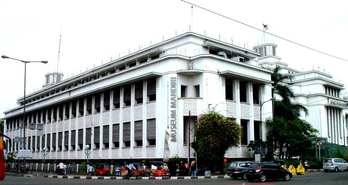 Museum Bank Mandiri via Panoramio, 1. Kota Tua Jakarta, 2. Museum Fatahillah, 3. Jembatan Kota Intan, 4. Palm Bay Water Park, 5. Museum Bank Indonesia, 6. Museum Seni Rupa dan Keramik, 7. Museum Wayang, 8. Toko Merah, 9. Museum Tekstil, 10. Museum Bank Mandiri, 11. Jakarta Aquarium, 12. Museum Trisakti, 13. Museum Arsip Nasional, 14. Museum Macan, 15. Pancoran China Town, 16. Taman Cattleya Jakarta, 17. Hutan Kota Srengseng, 18. skyrink Jakarta – Mall Taman Anggrek, 19. Tribeca Park, 20. Bentara Budaya Jakarta, 21. Sport Club Semanan, 22. Gedung Candra Naya, 23. Wihara Dharma Bhakti, 24. RPTRA Taman Pedongkelan, 25. Taman Wijaya Kusuma, 26. Kolam Renang Taman Alfa Indah, 27. Kolam Renang Kosambi Baru, 28. Anwa Victory club , 29. Masjid An-Nawier, 30. Gereja Sion (Gereja Portugis), 31. Masjid Raya KH. Hasyim Asyari, 32. Rumah Makan Dudung