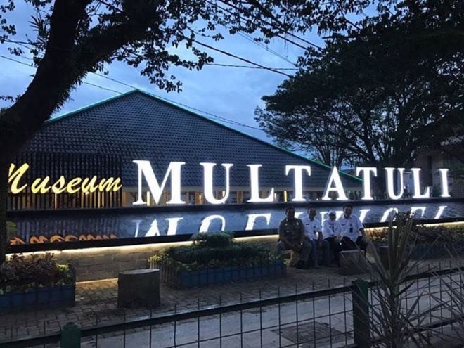 Museum Multatuli via Bbccom, 1. Gua Maria Bukit Kanada, 2. Alun-Alun Rangkasbitung, 3. Museum Multatuli, 4. Balong Ranca Lentah, 5. Curug Sata, 6. Masjid Agung Al-Araf Rangkasbitung, 7. Pantai Karang Bokor, 8. Pantai Ciantir, 9. Pantai Tanjung Layar, 10. Curug Munding, 11. Perpustakaan Saidjah Adinda, 12. Rafting di Sungai Ciberang Rangkasbitung, 13. Vihara Rangkasbitung, 14. Wisata Kuliner Sate Bandeng, 15. Agrowisata Kebun Teh Cikuya, 16. Curug Kanteh, 17. Curug Cihear, 18. Wisata Air Panas Senang hati, 19. Pantai Goa Langir Sawarna, 20. Curug Kumpay, 21. Kupat Tahu khas Rangkasbitung