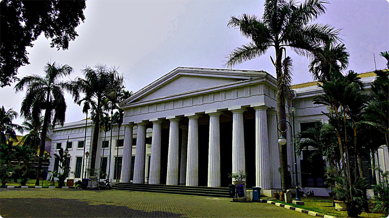 Museum Seni Rupa dan Keramik, 1. Kota Tua Jakarta, 2. Museum Fatahillah, 3. Jembatan Kota Intan, 4. Palm Bay Water Park, 5. Museum Bank Indonesia, 6. Museum Seni Rupa dan Keramik, 7. Museum Wayang, 8. Toko Merah, 9. Museum Tekstil, 10. Museum Bank Mandiri, 11. Jakarta Aquarium, 12. Museum Trisakti, 13. Museum Arsip Nasional, 14. Museum Macan, 15. Pancoran China Town, 16. Taman Cattleya Jakarta, 17. Hutan Kota Srengseng, 18. skyrink Jakarta – Mall Taman Anggrek, 19. Tribeca Park, 20. Bentara Budaya Jakarta, 21. Sport Club Semanan, 22. Gedung Candra Naya, 23. Wihara Dharma Bhakti, 24. RPTRA Taman Pedongkelan, 25. Taman Wijaya Kusuma, 26. Kolam Renang Taman Alfa Indah, 27. Kolam Renang Kosambi Baru, 28. Anwa Victory club , 29. Masjid An-Nawier, 30. Gereja Sion (Gereja Portugis), 31. Masjid Raya KH. Hasyim Asyari, 32. Rumah Makan Dudung
