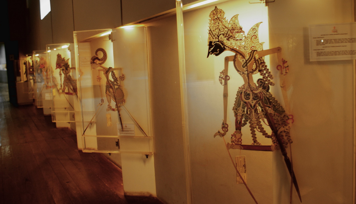 Museum Wayang, 1. Kota Tua Jakarta, 2. Museum Fatahillah, 3. Jembatan Kota Intan, 4. Palm Bay Water Park, 5. Museum Bank Indonesia, 6. Museum Seni Rupa dan Keramik, 7. Museum Wayang, 8. Toko Merah, 9. Museum Tekstil, 10. Museum Bank Mandiri, 11. Jakarta Aquarium, 12. Museum Trisakti, 13. Museum Arsip Nasional, 14. Museum Macan, 15. Pancoran China Town, 16. Taman Cattleya Jakarta, 17. Hutan Kota Srengseng, 18. skyrink Jakarta – Mall Taman Anggrek, 19. Tribeca Park, 20. Bentara Budaya Jakarta, 21. Sport Club Semanan, 22. Gedung Candra Naya, 23. Wihara Dharma Bhakti, 24. RPTRA Taman Pedongkelan, 25. Taman Wijaya Kusuma, 26. Kolam Renang Taman Alfa Indah, 27. Kolam Renang Kosambi Baru, 28. Anwa Victory club , 29. Masjid An-Nawier, 30. Gereja Sion (Gereja Portugis), 31. Masjid Raya KH. Hasyim Asyari, 32. Rumah Makan Dudung