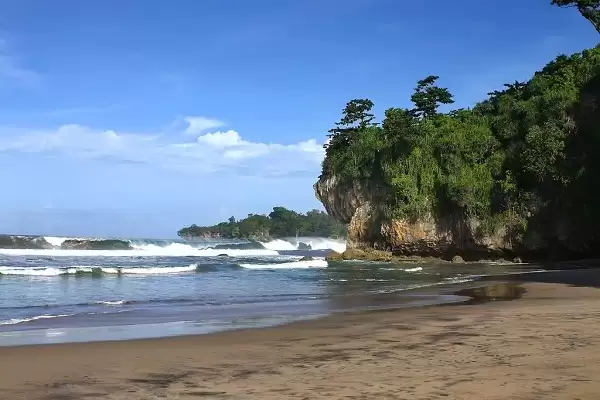 Pantai Goa Langir Sawarna, 1. Gua Maria Bukit Kanada, 2. Alun-Alun Rangkasbitung, 3. Museum Multatuli, 4. Balong Ranca Lentah, 5. Curug Sata, 6. Masjid Agung Al-Araf Rangkasbitung, 7. Pantai Karang Bokor, 8. Pantai Ciantir, 9. Pantai Tanjung Layar, 10. Curug Munding, 11. Perpustakaan Saidjah Adinda, 12. Rafting di Sungai Ciberang Rangkasbitung, 13. Vihara Rangkasbitung, 14. Wisata Kuliner Sate Bandeng, 15. Agrowisata Kebun Teh Cikuya, 16. Curug Kanteh, 17. Curug Cihear, 18. Wisata Air Panas Senang hati, 19. Pantai Goa Langir Sawarna, 20. Curug Kumpay, 21. Kupat Tahu khas Rangkasbitung