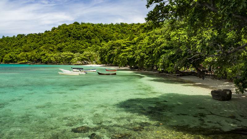 Pantai Gapang Foto oleh Julien Puyhardy, 1. Pantai Ujung Kareung, 2. Pulau Weh, 3. Pantai Anoi Itam, 4. Pantai Sumur Tiga, 5. Pulau Rubiah, 6. Pantai Iboih, 7. Danau Aneuk Laot, 8. Air Terjun Pria Laot, 9. Gunung Jaboi, 10. Pantai Tapak Gajah, 11. Pantai Gapang, 12. Pantai Kasih, 13. Sabang Hill, 14. Gua Sarang, 15. Tugu Nol Kilometer, 16. Benteng Bunker Jepang, 17. Pemandian Air Panas Keuneukai, 18. Sirui Hidrothermal, 19. Pulau Klah, 20. Tugu I Love Sabang, 21. Pantai Teupin Layeu, 22. Pantai Pasir Putih, 23. Pantai Paneuh, 24. Pantai Jaboi, 25. Pantai Arun, 26. Pantai Batee Dua, 27. Pantai Mata Ie sabang, 28. Pantai Keramat Pandan, 29. Pulau Seulako, 30. Mercusuar Balohan, 31. Mercusuar Ie Meulee, 32. Mercusuar Ujong Asam