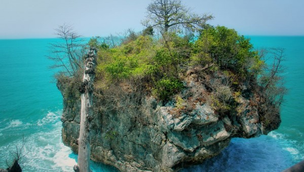 Pantai Karang Bokor via Lebakuniquecom, 1. Gua Maria Bukit Kanada, 2. Alun-Alun Rangkasbitung, 3. Museum Multatuli, 4. Balong Ranca Lentah, 5. Curug Sata, 6. Masjid Agung Al-Araf Rangkasbitung, 7. Pantai Karang Bokor, 8. Pantai Ciantir, 9. Pantai Tanjung Layar, 10. Curug Munding, 11. Perpustakaan Saidjah Adinda, 12. Rafting di Sungai Ciberang Rangkasbitung, 13. Vihara Rangkasbitung, 14. Wisata Kuliner Sate Bandeng, 15. Agrowisata Kebun Teh Cikuya, 16. Curug Kanteh, 17. Curug Cihear, 18. Wisata Air Panas Senang hati, 19. Pantai Goa Langir Sawarna, 20. Curug Kumpay, 21. Kupat Tahu khas Rangkasbitung