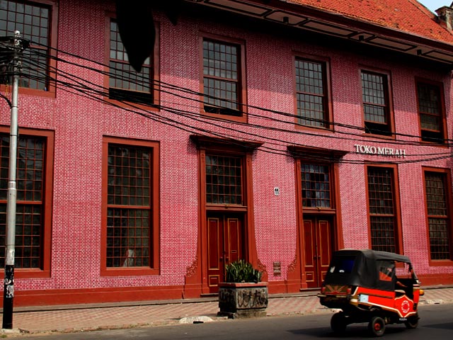 Toko Merah, 1. Kota Tua Jakarta, 2. Museum Fatahillah, 3. Jembatan Kota Intan, 4. Palm Bay Water Park, 5. Museum Bank Indonesia, 6. Museum Seni Rupa dan Keramik, 7. Museum Wayang, 8. Toko Merah, 9. Museum Tekstil, 10. Museum Bank Mandiri, 11. Jakarta Aquarium, 12. Museum Trisakti, 13. Museum Arsip Nasional, 14. Museum Macan, 15. Pancoran China Town, 16. Taman Cattleya Jakarta, 17. Hutan Kota Srengseng, 18. skyrink Jakarta – Mall Taman Anggrek, 19. Tribeca Park, 20. Bentara Budaya Jakarta, 21. Sport Club Semanan, 22. Gedung Candra Naya, 23. Wihara Dharma Bhakti, 24. RPTRA Taman Pedongkelan, 25. Taman Wijaya Kusuma, 26. Kolam Renang Taman Alfa Indah, 27. Kolam Renang Kosambi Baru, 28. Anwa Victory club , 29. Masjid An-Nawier, 30. Gereja Sion (Gereja Portugis), 31. Masjid Raya KH. Hasyim Asyari, 32. Rumah Makan Dudung