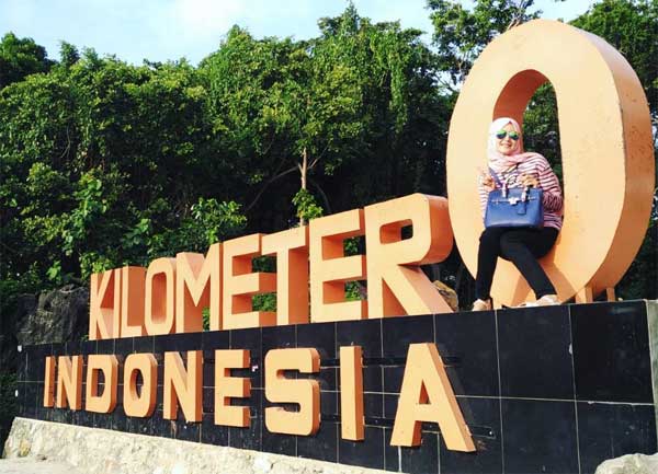 Tugu Nol Kilometer via @zahratul_ilmina, 1. Museum Tsunami, 2. Pulau Rubiah, 3. Pantai Iboih, 4. Masjid Raya Baiturrahman, 5. Air Terjun Blang Kolam, 6. Air Terjun Suhom, 7. Danau Laut Tawar, 8. Pantai Lhoknga, 9. Rumah Cut Nyak Dien, 10. Taman Hutan Raya Pocut Meurah Intan, 11. Air Terjun Kuta Malaka, 12. Tugu Nol Kilometer, 13. Pulau Batee, 14. Pulau Keluang, 15. Goa Sarang, 16. Ujong Seukee, 17. Pulo Aceh, 18. Air Terjun Pria Laot, 19. Air Terjun Tansaran Bidin, 20. Air Terjun Tahura Saree, 21. Kuala Paret, 22. Lingkok Kuwieng, 23. Kuala Merisi, 24. Pualu Pusong, 25. Pantai Tebing Lampuuk, 26. Pantan Terong, 27. Benteng Iskandar Muda dan Benteng Indrapatra, 28. Pusat Latihan Gajah Saree, 29. Air Terjun Peukan Biluy , 30. Goa Loyang Koro, 31. Gua putri pukes, 32. Cagar Alam Jantho, 33. Objek Wisata Putroe Aloh – Pucok Krueng , 34. Gunung Seulawah Agam, 35. Gunung Borni Telong, 36. Pulau Seumadu, 37. Kegiatan diving wisata di Pulau Weh, 38. Pantai Ujong Kareung, 39. Bukit Lamreh, 40. Pantai Ulee Lheue