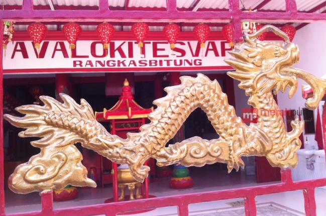 Vihara Rangkasbitung via Merahputihcom, 1. Gua Maria Bukit Kanada, 2. Alun-Alun Rangkasbitung, 3. Museum Multatuli, 4. Balong Ranca Lentah, 5. Curug Sata, 6. Masjid Agung Al-Araf Rangkasbitung, 7. Pantai Karang Bokor, 8. Pantai Ciantir, 9. Pantai Tanjung Layar, 10. Curug Munding, 11. Perpustakaan Saidjah Adinda, 12. Rafting di Sungai Ciberang Rangkasbitung, 13. Vihara Rangkasbitung, 14. Wisata Kuliner Sate Bandeng, 15. Agrowisata Kebun Teh Cikuya, 16. Curug Kanteh, 17. Curug Cihear, 18. Wisata Air Panas Senang hati, 19. Pantai Goa Langir Sawarna, 20. Curug Kumpay, 21. Kupat Tahu khas Rangkasbitung