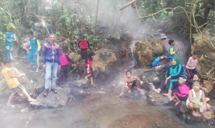 Wisata Air Panas Senang hati via Bantennews, 1. Gua Maria Bukit Kanada, 2. Alun-Alun Rangkasbitung, 3. Museum Multatuli, 4. Balong Ranca Lentah, 5. Curug Sata, 6. Masjid Agung Al-Araf Rangkasbitung, 7. Pantai Karang Bokor, 8. Pantai Ciantir, 9. Pantai Tanjung Layar, 10. Curug Munding, 11. Perpustakaan Saidjah Adinda, 12. Rafting di Sungai Ciberang Rangkasbitung, 13. Vihara Rangkasbitung, 14. Wisata Kuliner Sate Bandeng, 15. Agrowisata Kebun Teh Cikuya, 16. Curug Kanteh, 17. Curug Cihear, 18. Wisata Air Panas Senang hati, 19. Pantai Goa Langir Sawarna, 20. Curug Kumpay, 21. Kupat Tahu khas Rangkasbitung