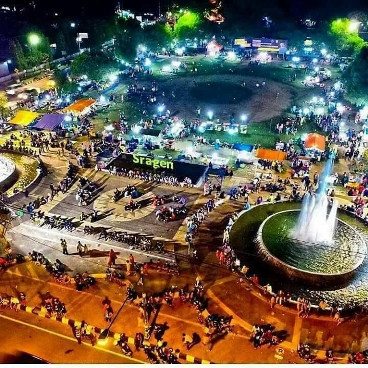 Alun-alun Sragen via Fb Info Seputar Sragen, 1. Alun-alun Kota Sragen, 2. Museum Prasejarah Sangiran, 3. Taman Ndayu Alam Asri, 4. Waduk Kedung Ombo, 5. Gunung Kemukus, 6. Wisata Pemandian Air Panas Bayanan, 7. Taman Kridoanggo Sragen, 8. Taman Sukowati, 9. Kolam Renang Kartika, 10. Wisata Alam Betisrejo, 11. Galeri Batik Sukowati, 12. Waduk Blimbing, 13. Waduk Gebyar, 14. Edupark Gemolong Sragen, 15. Kolam Renang Doeng Cuo , 16. Air Terjun Dung Jengglong, 17. Kedung Grujug Sragen, 18. Elok Waterpark, 19. Pemandian Sendang Kun Gerit, 20. Waduk Kembangan, 21. Gunung Banyak, 22. Makam Joko Tingkir, 23. Wisata Batik Dewi Arum Kliwonan, 24. Pemandian Air Panas Sendang Panguripan (Ngunut), 25. Museum Manusia Purba Klaster Bukuran, 26. Ganesha Technopark (Tutup Sementara)