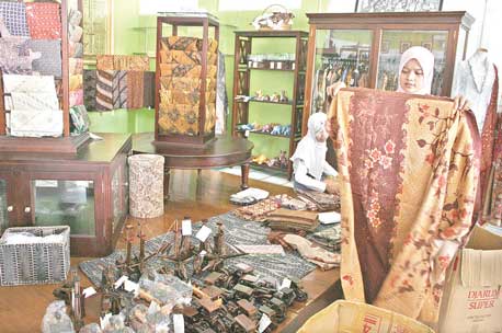 Galeri Batik Sukowati, 1. Alun-alun Kota Sragen, 2. Museum Prasejarah Sangiran, 3. Taman Ndayu Alam Asri, 4. Waduk Kedung Ombo, 5. Gunung Kemukus, 6. Wisata Pemandian Air Panas Bayanan, 7. Taman Kridoanggo Sragen, 8. Taman Sukowati, 9. Kolam Renang Kartika, 10. Wisata Alam Betisrejo, 11. Galeri Batik Sukowati, 12. Waduk Blimbing, 13. Waduk Gebyar, 14. Edupark Gemolong Sragen, 15. Kolam Renang Doeng Cuo , 16. Air Terjun Dung Jengglong, 17. Kedung Grujug Sragen, 18. Elok Waterpark, 19. Pemandian Sendang Kun Gerit, 20. Waduk Kembangan, 21. Gunung Banyak, 22. Makam Joko Tingkir, 23. Wisata Batik Dewi Arum Kliwonan, 24. Pemandian Air Panas Sendang Panguripan (Ngunut), 25. Museum Manusia Purba Klaster Bukuran, 26. Ganesha Technopark (Tutup Sementara)