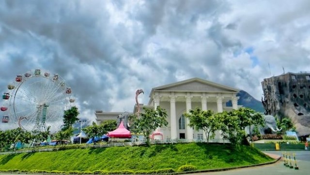 Jatim Park 2, 1. JATIM Park 1, 2. JATIM Park 2, 3. Batu Night Square, 4. Museum Angkut, 5. Alun-alun Batu, 6. Air Terjun Coban Rondo, 7. Taman Selecta, 8. Air Panas Cangar, 9. Pantai Ngliyep, 10. Pantai Tiga Warna, 11. Pulau Sempu, 12. Omah Kayu, 13. Alun-alun Kota Malang, 14. The Bagong Museum Tubuh