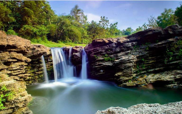 Kedung Grujug Sragen, 1. Alun-alun Kota Sragen, 2. Museum Prasejarah Sangiran, 3. Taman Ndayu Alam Asri, 4. Waduk Kedung Ombo, 5. Gunung Kemukus, 6. Wisata Pemandian Air Panas Bayanan, 7. Taman Kridoanggo Sragen, 8. Taman Sukowati, 9. Kolam Renang Kartika, 10. Wisata Alam Betisrejo, 11. Galeri Batik Sukowati, 12. Waduk Blimbing, 13. Waduk Gebyar, 14. Edupark Gemolong Sragen, 15. Kolam Renang Doeng Cuo , 16. Air Terjun Dung Jengglong, 17. Kedung Grujug Sragen, 18. Elok Waterpark, 19. Pemandian Sendang Kun Gerit, 20. Waduk Kembangan, 21. Gunung Banyak, 22. Makam Joko Tingkir, 23. Wisata Batik Dewi Arum Kliwonan, 24. Pemandian Air Panas Sendang Panguripan (Ngunut), 25. Museum Manusia Purba Klaster Bukuran, 26. Ganesha Technopark (Tutup Sementara)