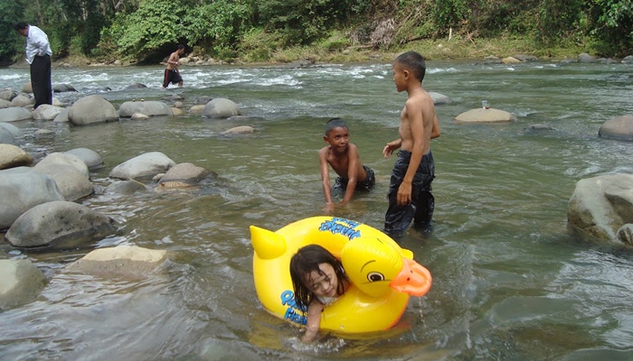 Krueng Simpo via Panoramiocom, 1. Menikmati Kealamian Air Terjun Ceuraceu, 2. Pantai Peuneulet Baroh, 3. Pantai Kuala Raja, 4. Pantai Krueng Juli dan Ujong Blang, 5. Pemandian Batee Iliek, 6. Pantai Jangka, 7. Air Terjun Samalanga, 8. Krueng Simpo, 9. Pantai Calok Samalanga dan Mamplam, 10. Ulee Kareung, 11. Rumoh Teungku Chik di Awe Geutah, 12. Air Terjun Le Rhop, 13. Air Terjun Piramida, 14. Cot Panglima, 15. Pantai Laot Lapang, 16. Pantai Reuleng Manyang, 17. Sate Matang yang Khas, 18. Mie Pangsit Cek Bireuen, 19. Star Black Coffee, 20. Mie Pangsit Apilin, 21. Bireuen Partee, 22. Ayam Lepaas, 23. Coffee.in, 24. Warung Habiby, 26. Bengkupi, 27. Warung Kopi UK 88