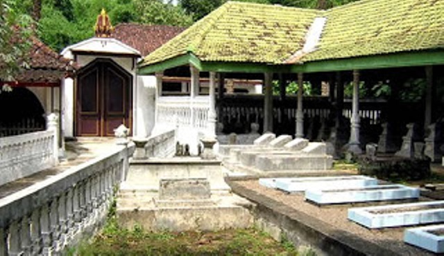 Makam Joko Tingkir via Solopos, 1. Alun-alun Kota Sragen, 2. Museum Prasejarah Sangiran, 3. Taman Ndayu Alam Asri, 4. Waduk Kedung Ombo, 5. Gunung Kemukus, 6. Wisata Pemandian Air Panas Bayanan, 7. Taman Kridoanggo Sragen, 8. Taman Sukowati, 9. Kolam Renang Kartika, 10. Wisata Alam Betisrejo, 11. Galeri Batik Sukowati, 12. Waduk Blimbing, 13. Waduk Gebyar, 14. Edupark Gemolong Sragen, 15. Kolam Renang Doeng Cuo , 16. Air Terjun Dung Jengglong, 17. Kedung Grujug Sragen, 18. Elok Waterpark, 19. Pemandian Sendang Kun Gerit, 20. Waduk Kembangan, 21. Gunung Banyak, 22. Makam Joko Tingkir, 23. Wisata Batik Dewi Arum Kliwonan, 24. Pemandian Air Panas Sendang Panguripan (Ngunut), 25. Museum Manusia Purba Klaster Bukuran, 26. Ganesha Technopark (Tutup Sementara)