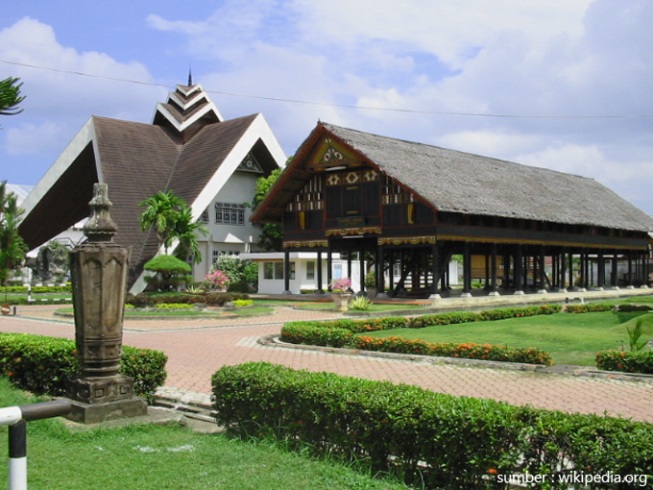 Museum Malikussaleh via Wikipediaorg, 1. Pulau Seumadu, 2. Bukit Goa Jepang (Blang Panyang), 3. Taman Ngieng Jioh, 4. Sungai Krueng Cunda, 5. Pantai Ujong Blang, 6. Pantai Meuraksa, 7. Waduk Jeuleukat, 8. Taman Riyadhah, 9. Islamic Center Lhokseumawe, 10. Waduk Kota Lhokseumawe, 11. Buket Paloh Batee, 12. Pantai Rancong, 13. Dermaga Pertamina Lhokseumawe, 14. Pelabuhan Krueng Geukueh, 15. Makam Putroe Neng, 16. Museum Malikussaleh, 17. Pantai Ulee Jalan, 18. Museum Kota Lhokseumawe