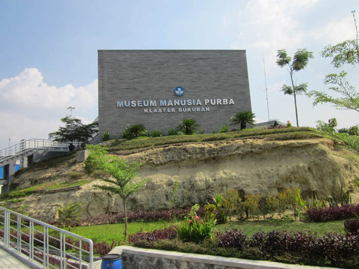 Museum Manusia Purba Klaster Bukuran via Mewalik Jaya Family, 1. Alun-alun Kota Sragen, 2. Museum Prasejarah Sangiran, 3. Taman Ndayu Alam Asri, 4. Waduk Kedung Ombo, 5. Gunung Kemukus, 6. Wisata Pemandian Air Panas Bayanan, 7. Taman Kridoanggo Sragen, 8. Taman Sukowati, 9. Kolam Renang Kartika, 10. Wisata Alam Betisrejo, 11. Galeri Batik Sukowati, 12. Waduk Blimbing, 13. Waduk Gebyar, 14. Edupark Gemolong Sragen, 15. Kolam Renang Doeng Cuo , 16. Air Terjun Dung Jengglong, 17. Kedung Grujug Sragen, 18. Elok Waterpark, 19. Pemandian Sendang Kun Gerit, 20. Waduk Kembangan, 21. Gunung Banyak, 22. Makam Joko Tingkir, 23. Wisata Batik Dewi Arum Kliwonan, 24. Pemandian Air Panas Sendang Panguripan (Ngunut), 25. Museum Manusia Purba Klaster Bukuran, 26. Ganesha Technopark (Tutup Sementara)
