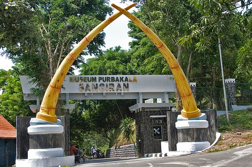 Museum Prasejarah Sangiran via sengpaku.blogspotcom, 1. Alun-alun Kota Sragen, 2. Museum Prasejarah Sangiran, 3. Taman Ndayu Alam Asri, 4. Waduk Kedung Ombo, 5. Gunung Kemukus, 6. Wisata Pemandian Air Panas Bayanan, 7. Taman Kridoanggo Sragen, 8. Taman Sukowati, 9. Kolam Renang Kartika, 10. Wisata Alam Betisrejo, 11. Galeri Batik Sukowati, 12. Waduk Blimbing, 13. Waduk Gebyar, 14. Edupark Gemolong Sragen, 15. Kolam Renang Doeng Cuo , 16. Air Terjun Dung Jengglong, 17. Kedung Grujug Sragen, 18. Elok Waterpark, 19. Pemandian Sendang Kun Gerit, 20. Waduk Kembangan, 21. Gunung Banyak, 22. Makam Joko Tingkir, 23. Wisata Batik Dewi Arum Kliwonan, 24. Pemandian Air Panas Sendang Panguripan (Ngunut), 25. Museum Manusia Purba Klaster Bukuran, 26. Ganesha Technopark (Tutup Sementara)