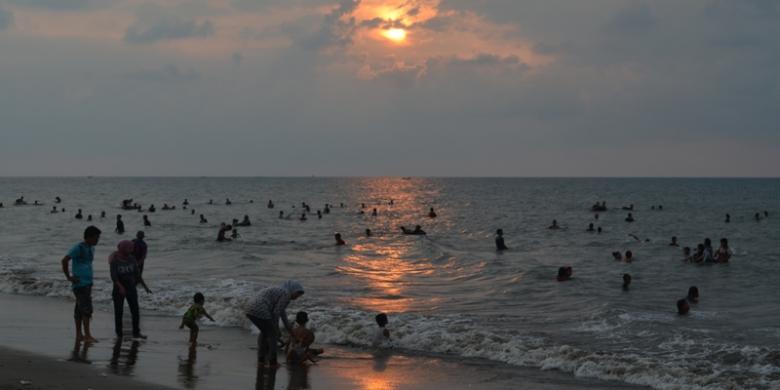 Pantai Krueng Juli dan Ujong Blang via Suara1996.blogspot, 1. Menikmati Kealamian Air Terjun Ceuraceu, 2. Pantai Peuneulet Baroh, 3. Pantai Kuala Raja, 4. Pantai Krueng Juli dan Ujong Blang, 5. Pemandian Batee Iliek, 6. Pantai Jangka, 7. Air Terjun Samalanga, 8. Krueng Simpo, 9. Pantai Calok Samalanga dan Mamplam, 10. Ulee Kareung, 11. Rumoh Teungku Chik di Awe Geutah, 12. Air Terjun Le Rhop, 13. Air Terjun Piramida, 14. Cot Panglima, 15. Pantai Laot Lapang, 16. Pantai Reuleng Manyang, 17. Sate Matang yang Khas, 18. Mie Pangsit Cek Bireuen, 19. Star Black Coffee, 20. Mie Pangsit Apilin, 21. Bireuen Partee, 22. Ayam Lepaas, 23. Coffee.in, 24. Warung Habiby, 26. Bengkupi, 27. Warung Kopi UK 88