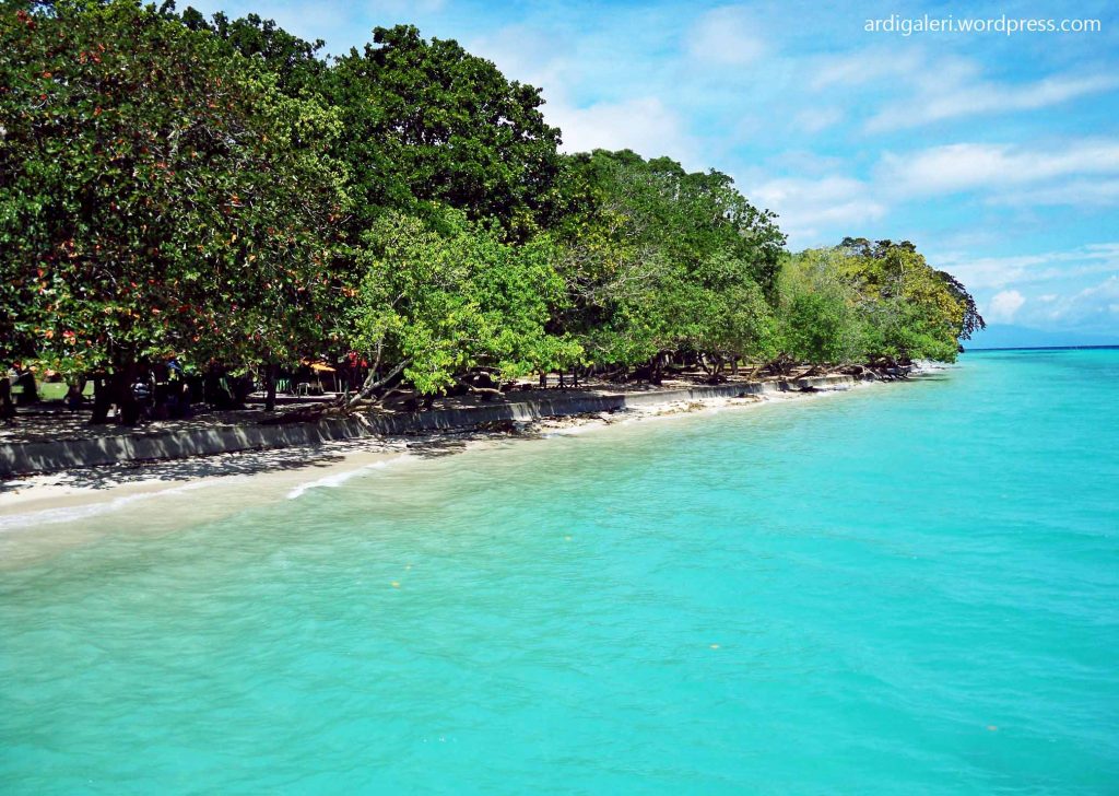 Pantai Peuneulet Baroh via Ardigaleri.wordpresscom, 1. Menikmati Kealamian Air Terjun Ceuraceu, 2. Pantai Peuneulet Baroh, 3. Pantai Kuala Raja, 4. Pantai Krueng Juli dan Ujong Blang, 5. Pemandian Batee Iliek, 6. Pantai Jangka, 7. Air Terjun Samalanga, 8. Krueng Simpo, 9. Pantai Calok Samalanga dan Mamplam, 10. Ulee Kareung, 11. Rumoh Teungku Chik di Awe Geutah, 12. Air Terjun Le Rhop, 13. Air Terjun Piramida, 14. Cot Panglima, 15. Pantai Laot Lapang, 16. Pantai Reuleng Manyang, 17. Sate Matang yang Khas, 18. Mie Pangsit Cek Bireuen, 19. Star Black Coffee, 20. Mie Pangsit Apilin, 21. Bireuen Partee, 22. Ayam Lepaas, 23. Coffee.in, 24. Warung Habiby, 26. Bengkupi, 27. Warung Kopi UK 88