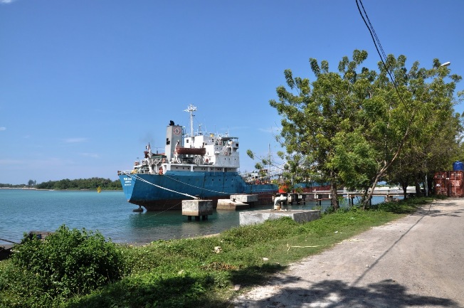 Pelabuhan Krueng Geukueh via Statusacehnet, 1. Pulau Seumadu, 2. Bukit Goa Jepang (Blang Panyang), 3. Taman Ngieng Jioh, 4. Sungai Krueng Cunda, 5. Pantai Ujong Blang, 6. Pantai Meuraksa, 7. Waduk Jeuleukat, 8. Taman Riyadhah, 9. Islamic Center Lhokseumawe, 10. Waduk Kota Lhokseumawe, 11. Buket Paloh Batee, 12. Pantai Rancong, 13. Dermaga Pertamina Lhokseumawe, 14. Pelabuhan Krueng Geukueh, 15. Makam Putroe Neng, 16. Museum Malikussaleh, 17. Pantai Ulee Jalan, 18. Museum Kota Lhokseumawe