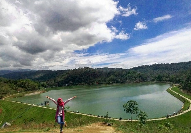 Waduk Gebyar via Lelungannet, 1. Alun-alun Kota Sragen, 2. Museum Prasejarah Sangiran, 3. Taman Ndayu Alam Asri, 4. Waduk Kedung Ombo, 5. Gunung Kemukus, 6. Wisata Pemandian Air Panas Bayanan, 7. Taman Kridoanggo Sragen, 8. Taman Sukowati, 9. Kolam Renang Kartika, 10. Wisata Alam Betisrejo, 11. Galeri Batik Sukowati, 12. Waduk Blimbing, 13. Waduk Gebyar, 14. Edupark Gemolong Sragen, 15. Kolam Renang Doeng Cuo , 16. Air Terjun Dung Jengglong, 17. Kedung Grujug Sragen, 18. Elok Waterpark, 19. Pemandian Sendang Kun Gerit, 20. Waduk Kembangan, 21. Gunung Banyak, 22. Makam Joko Tingkir, 23. Wisata Batik Dewi Arum Kliwonan, 24. Pemandian Air Panas Sendang Panguripan (Ngunut), 25. Museum Manusia Purba Klaster Bukuran, 26. Ganesha Technopark (Tutup Sementara)
