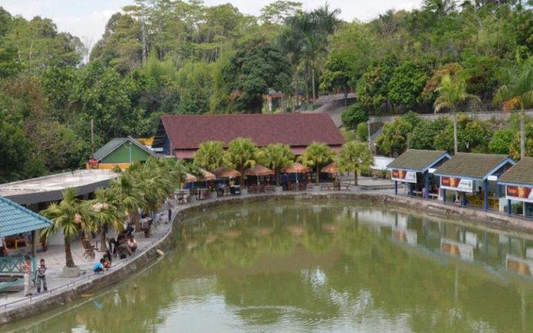 Wisata Alam Betisrejo, 1. Alun-alun Kota Sragen, 2. Museum Prasejarah Sangiran, 3. Taman Ndayu Alam Asri, 4. Waduk Kedung Ombo, 5. Gunung Kemukus, 6. Wisata Pemandian Air Panas Bayanan, 7. Taman Kridoanggo Sragen, 8. Taman Sukowati, 9. Kolam Renang Kartika, 10. Wisata Alam Betisrejo, 11. Galeri Batik Sukowati, 12. Waduk Blimbing, 13. Waduk Gebyar, 14. Edupark Gemolong Sragen, 15. Kolam Renang Doeng Cuo , 16. Air Terjun Dung Jengglong, 17. Kedung Grujug Sragen, 18. Elok Waterpark, 19. Pemandian Sendang Kun Gerit, 20. Waduk Kembangan, 21. Gunung Banyak, 22. Makam Joko Tingkir, 23. Wisata Batik Dewi Arum Kliwonan, 24. Pemandian Air Panas Sendang Panguripan (Ngunut), 25. Museum Manusia Purba Klaster Bukuran, 26. Ganesha Technopark (Tutup Sementara)
