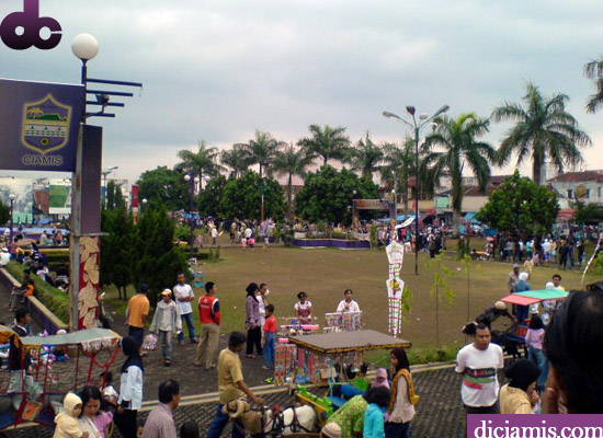 Alun-alun Ciamis via diciamiscom, 1. Mega Wisata Icakan, 2. Kampung Adat Kuta, 3. Curug Tujuh Cibolang, 4. Situ Lengkong Panjalu, 5. Cagar Alam Pananjung, 6. Cukang Taneuh atau Green Canyon, 7. Pantai Pangandaran, 8. Ciung Wanara, 9. Jembatan Sasak Cirahong, 10. Masjid Agung Ciamis, 11. Pantai Karang Nini, 12. Pantai Batu Karas, 13. Lembah Putri, 14. Puncak Bangku Rancah, 15. Pantai Batu Hiu, 16. Astana Gede Kawali, 17. Wisata Batu Ngampar, 18. Rafting Sungai Citumang, 19. Alun-Alun Ciamis, 20. Taman Surawisesa Kawali, 21. Situs Gunung Susuru, 22. Taman Raflesia, 23. Sukahaji Waterboom, 24. Rumah Makan Warung Jeruk, 25. Rumah Makan Ampera Ciamis, 26. Wisata Sungai Citumang, 27. Arung Jeram di Sungai Citanduy