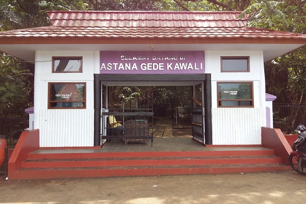 Astana Gede Kawali via safenusantara-blogspot-com, 1. Mega Wisata Icakan, 2. Kampung Adat Kuta, 3. Curug Tujuh Cibolang, 4. Situ Lengkong Panjalu, 5. Cagar Alam Pananjung, 6. Cukang Taneuh atau Green Canyon, 7. Pantai Pangandaran, 8. Ciung Wanara, 9. Jembatan Sasak Cirahong, 10. Masjid Agung Ciamis, 11. Pantai Karang Nini, 12. Pantai Batu Karas, 13. Lembah Putri, 14. Puncak Bangku Rancah, 15. Pantai Batu Hiu, 16. Astana Gede Kawali, 17. Wisata Batu Ngampar, 18. Rafting Sungai Citumang, 19. Alun-Alun Ciamis, 20. Taman Surawisesa Kawali, 21. Situs Gunung Susuru, 22. Taman Raflesia, 23. Sukahaji Waterboom, 24. Rumah Makan Warung Jeruk, 25. Rumah Makan Ampera Ciamis, 26. Wisata Sungai Citumang, 27. Arung Jeram di Sungai Citanduy