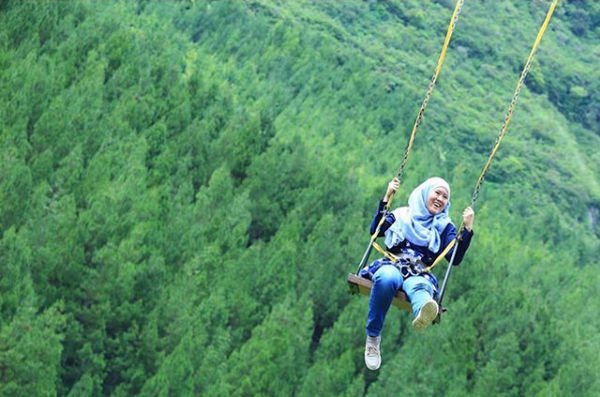 Ayunan Sky Wing via IG @rindask, Lokasi dan Rute Menuju Maribaya Resort, Wahana dan Fasilitas di Maribaya Resort, Wahana The Lodge Maribaya , Kuliner Lezat di Maribaya, Harga Tiket Masuk Maribaya Resort, Tips Liburan ke Maribaya Resort