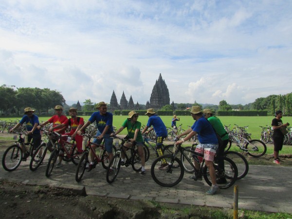 Bersepeda di Candi Prambanan, Lokasi dan Rute Menuju Candi Prambanan, Sejarah Candi Prambanan, Daya Tarik Candi Prambanan, Penginapan di Sekitar Candi Prambanan, Harga Tiket Masuk Candi Prambanan, Tips Liburan ke Candi Prambanan